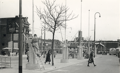 501920 Afbeelding van het aanbrengen van versieringen op het Stationsplein te Utrecht in verband met de 50ste Jaarbeurs.